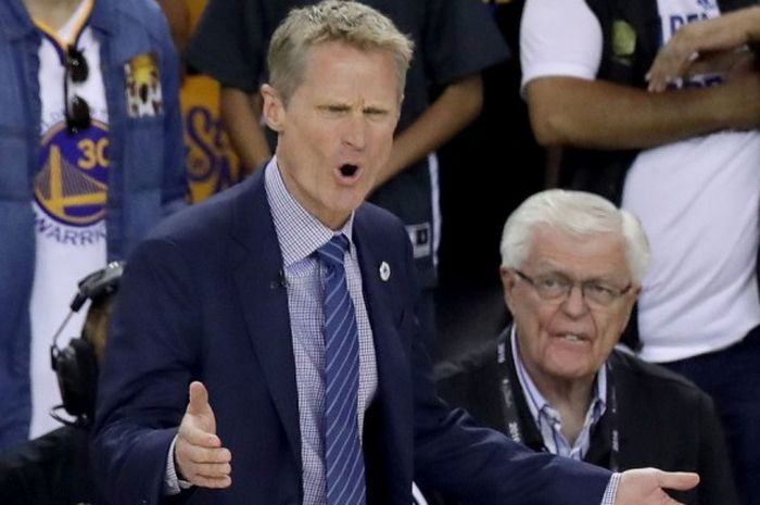 Pelatih kepala Golden State Warriors, Steve Kerr, memberikan instruksi kepada timnya pada gim kelima final NBA 2016 yang digelar di Oracle Arena, Oakland, California, Senin (13/6/2016) malam waktu setempat atau Selasa pagi WIB.