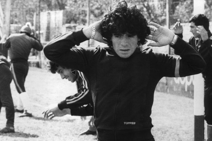 Striker timnas Argentina, Diego Maradona, melakukan pemanasan pada 12 September 1977 di kota Buneos Aires.