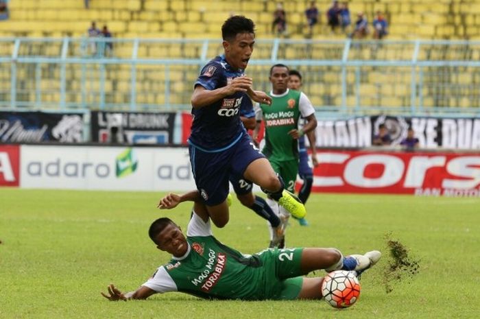 Aksi gelandang Arema, Hanif Sjahbandi (atas), pada laga timnya kontra PS TNI di Stadion Kanjuruhan, Kabupaten Malang, Kamis (16/2/2017).