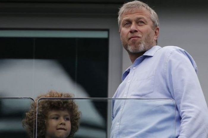 Pemilik Chelsea, Roman Abramovich (kanan), ditemani anaknya, Aaron Alexander, menyaksikan timnya ber