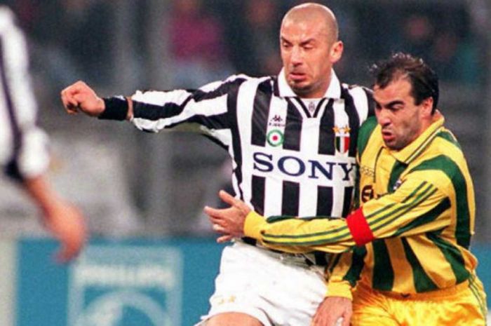Gianluca Vialli (kiri) berduel dengan Jean-Michel Ferri dalam partai semifinal Liga Champions antara Juventus dan Nantes di Turin, 3 April 1996.