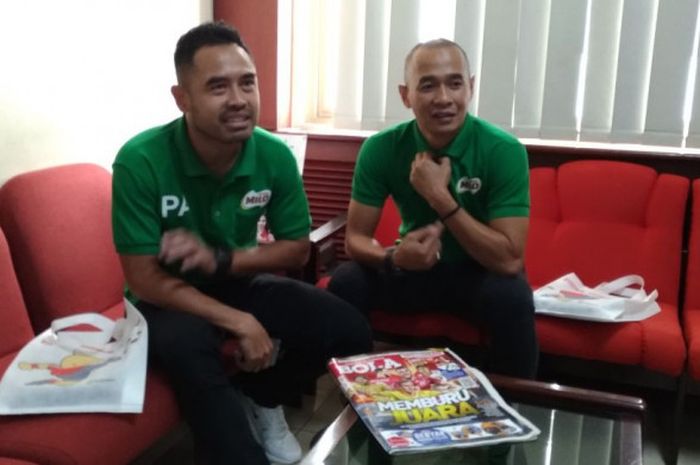 Ponaryo Astaman (kiri) dan Kurniawan Dwi Yulianto saat menjawab pertanyaan prediksi Liga 1 2018 di Kantor Redaksi Tabloid BOLA, Jakarta, Jumat (23/3/2018).