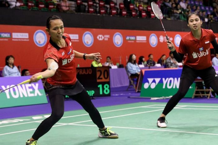 Pasangan ganda putri Indonesia, Della Destiara Haris/Rizki Amelia Pradipta, mengembalikan kok ke arah Jongkolphan Kittiharakul/Rawinda Prajongjai (Thailand) pada laga babak kedua Hong Kong Open 2018 yang berlangsung di Hong Kong Coliseum, Kamis (15/11/2018).