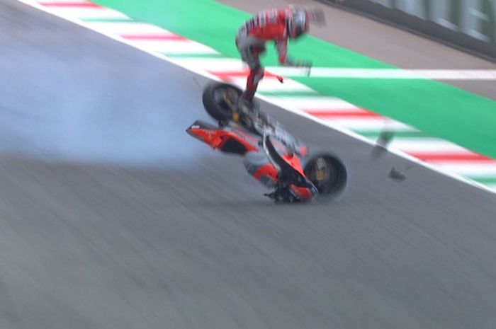 Momen saat Michele Pirro (Ducati) mengalami kecelakaan pada saat sesi latihan bebas kedua MotoGP Italia yang berlangsung Jumat (1/6/2018).