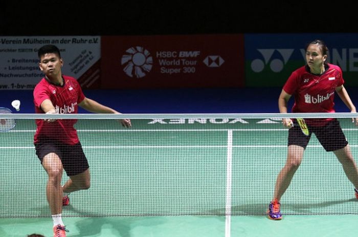 Pasangan ganda campuran Indonesia, Praveen Jordan/Debby Susanto, mengembalikan kok ke arah Kristoffer Knudsen/Isabella Nielsen (Denmark) pada babak kualifikasi Jerman Terbuka di Innogy Sporthalle, Mulheim an der Ruhr, Jerman, Selasa (6/3/2018)