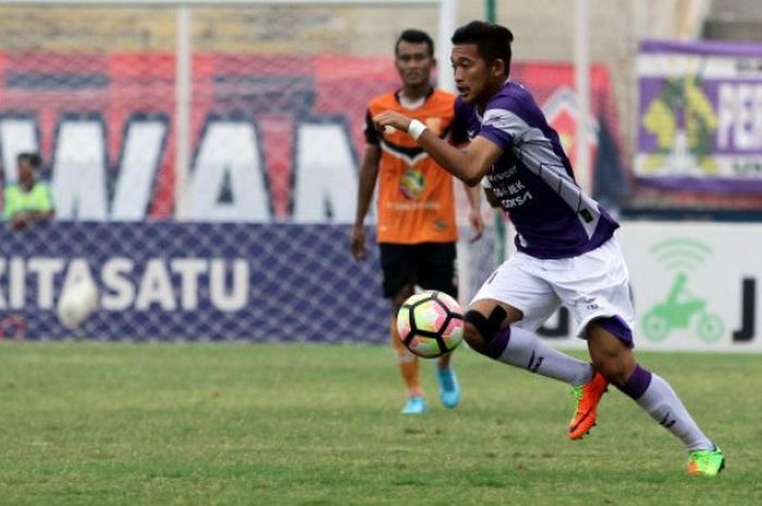 Aksi pemain Persik Kediri, Sendy Pratama saat timnya bersua PSIR Rembang pada laga play-off Liga 2 musim 2017 di Stadion Gelora Delta, Sidoarjo, 17 Oktober 2017. 