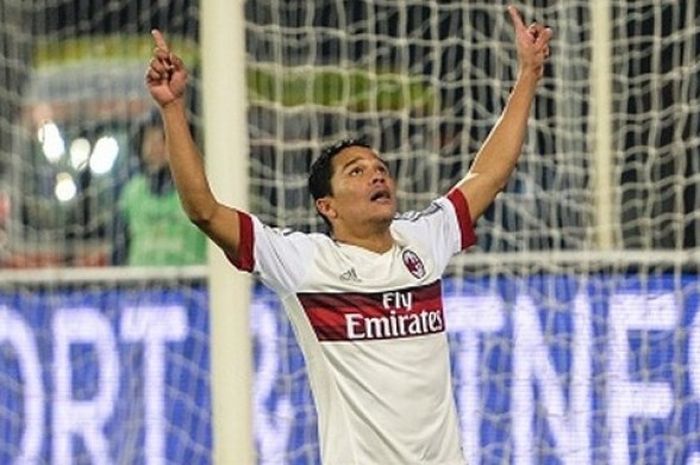 Carlos Bacca merayakan gol pertama AC Milan ke gawang Empoli, Sabtu (23/1/2016).