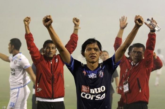 Gelandang Adam Alis mengangkat tangan ke arah Aremania seusai membawa Arema FC menang atas Sriwijaya FC dengan skor 1-0 pada partai perempat final Piala Presiden 2017 di Stadion Manahan, Solo, Minggu (26/2/2017) malam.  