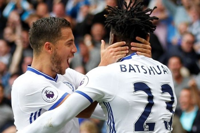 Eden Hazard dan Michy Batshuayi merayakan gol Chelsea ke gawang Watford pada partai Premier League di Stadion Vicarage Road, Sabtu (20/8/2016).