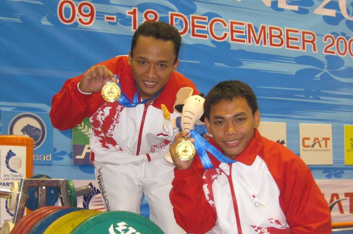 Triyatno dan Eko Yuli Irawan, dua lifter Indonesia yang meraih emas di SEA Games 2009 yang digelar di Vientiane, Laos, Jumat, 11 Desember 2009.