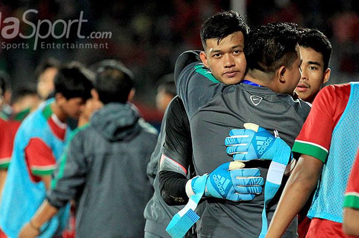 Kiper timnas U-19 Indonesia, Muhammad Riyandi (tengah), bersiap memulai laga melawan Laos pada pertandingan Grup A Piala AFF U-19 2018 melawan Laos di Stadion Gelora Delta Sidoarjo, Jawa Timur, Minggu (01/07/2018) malam.