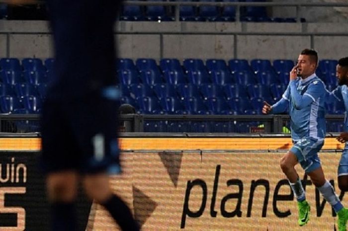 Sergej Milnkovic-savic merayakan gol pertama Lazio ke gawang AS Roma pada semifinal pertama Coppa Italia di Olimpico, Rabu (1/3/2017). 