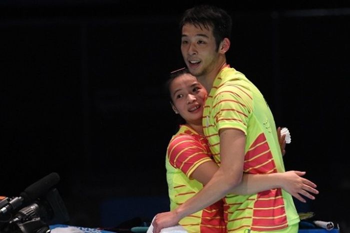 Pasangan ganda campuran China, Lu Kai/Huang Yaqiong, berpelukan seusai memenangi laga final Australia Terbuka di Sydney, Australia, 12 Juni 2016.