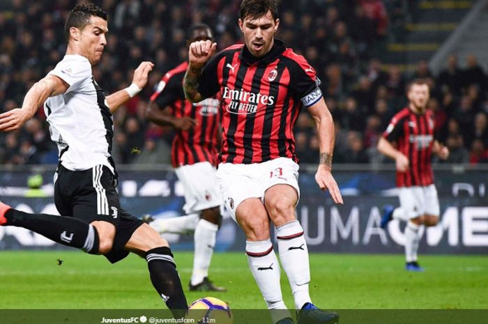    Megabintang Juventus, Cristiano Ronaldo (kiri), berduel dengan bek AC Milan, Alessio Romagnoli, dalam laga Liga Italia di Stadion San Siro, Milan pada 11 November 2018.   