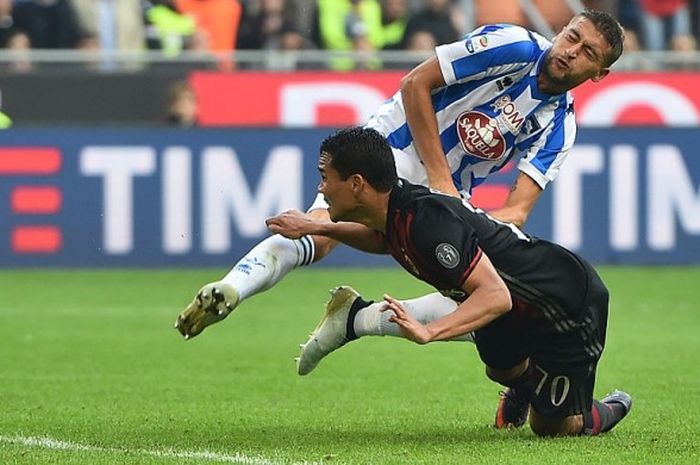 Penyerang AC Milan, Carlos Bacca (bawah), berduel dengan pemain Pescara, Michele Fornasier, dalam laga Serie A di San Siro, Milan, 30 Oktober 2016.