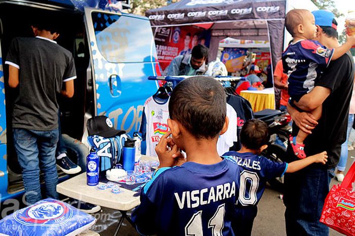 Arema store membuka both penjualan saat laga pekan 19 Liga 1 2018 yang mempertemukan Arema FC melawan Persija Jakarta di Stadion Kanjuruhan Malang, Jawa Timur, Minggu (05/08/2018) sore.