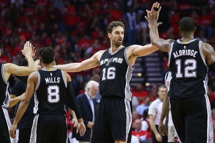 Center San Antonio Spurs, Pau Gasol (#16), melakukan selebrasi bersama rekan-rekan setimnya, Danny Green (#14), Patty Mills (#8), dan LaMarcus Aldridge (#12), setelah mengalahkan Houston Rockets, 114-75, pada gim keenam babak semifinal play-off NBA di Toyota Center, Houston, Kamis (11/5/2017) malam waktu setempat atau Jumat pagi WIB. Spurs menyelesaikan series dengan skor 4-2.