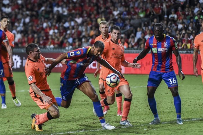 Gelandang Crystal Palace, Ruben Loftus-Cheek, berduel dengan pemain Liverpool FC, James Milner (kiri), dalam laga Premier League Asia Trophy di Hong Kong Stadium pada 19 Juli 2017.