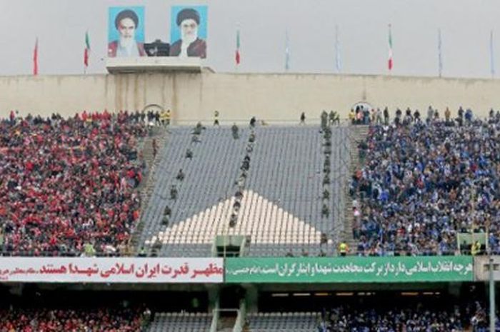Kelompok pendukung Esteghlal (kanan) dan Persepolis (kiri) dalam pertandingan di Stadion Azadi di Teheran, Minggu (12/2/2017).