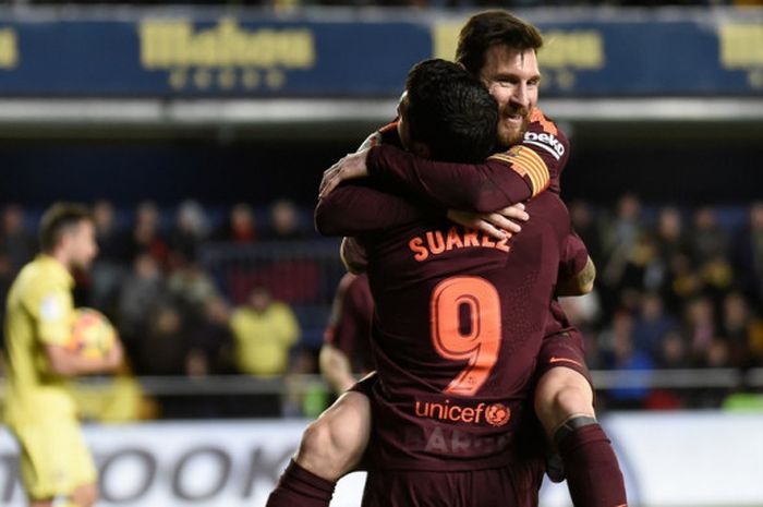 Megabintang FC Barcelona, Lionel Messi, merayakan gol yang dia cetak dengan memeluk Luis Suarez dalam laga Liga Spanyol kontra Villarreal di Stadion Ceramica, Villarreal, pada 10 Desember 2017.