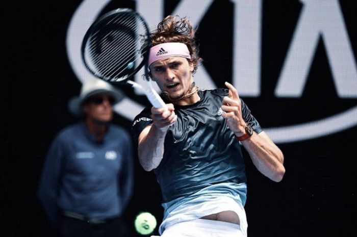 Petenis putra Jerman, Alexander Zverev, mengembalikan bola ke arah Aljaz Bedene (Slovenia) pada babak pertama Australian Open 2019 di Rod Laver Arena, Selasa (15/1/2019).