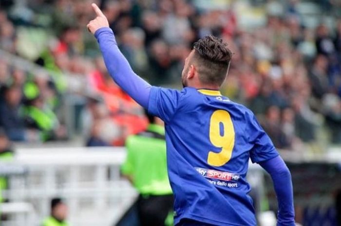 Penyerang Parma, Fabio Lauria merayakan golnya ke gawang Bellaria Igea Marina di Stadio Ennio Tardini pada 1 Mei 2016. 