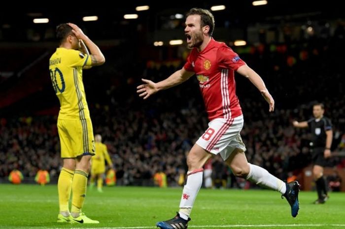 Gelandang Manchester United, Juan Mata, melakukan selebrasi seusai mencetak gol ke gawang Rostov dalam laga di Old Trafford, Kamis (16/3/2017)