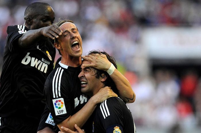 Gelandang Real Madrid, Guti Hernandez, memeluk Raul Gonzalez (kanan), yang mencetak gol ke gawang Sevilla dalam laga Liga Spanyol di Stadion Ramon Sanchez Pizjuan, Sevilla, pada 26 April 2009.