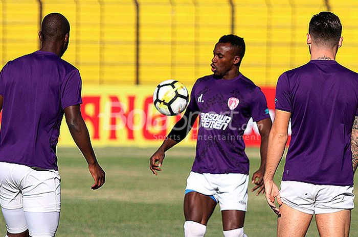 Pemain PSM Makassar, Guy Junior (tengah) dkk saat berlatih di Stadion Sultan Agung Bantul, Kamis (5/7/2018).