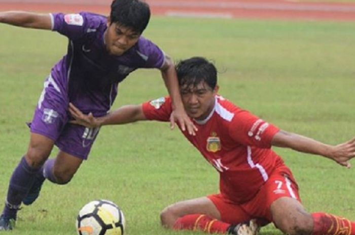 Penyerang Persita, Al Al Achya (kanan) mencoba lepas dari hadangan bek seleksi Bhayangkara FC, M Zainal Haq pada uji coba di Stadion Sport Centre, Kelapa Dua, Kabupaten Tangerang, 19 Januari 2019. 