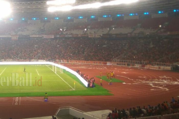 Tribun atas Stadion Utama Gelora Bung Karno, tampak sepi di babak kedua laga Bhayangkara FC Vs Persija Jakarta, Jumat (23/3/2018).