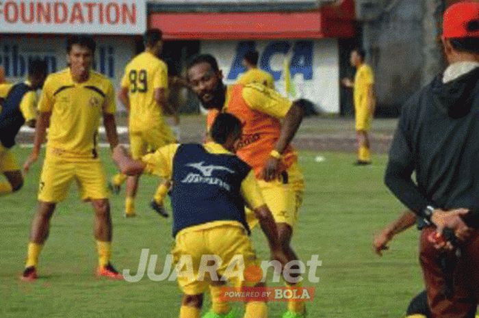 Latihan Semen Padang di stadion I Wayan Dipta, Bali