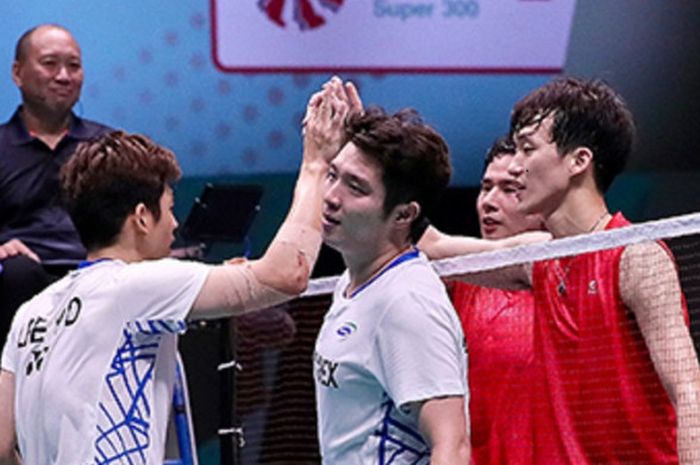 Pasangan ganda putra Korea, Lee Yong-dae/Kim Gi-jung (jersey putih) bersalaman dengan Ko Sung-hyun/Sin Baek-cheol pada final Macau Open 2018 di Tap Seac Multisport Pavilion, Macau City, Makau, Minggu (4/11/2018).