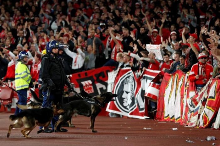 Petugas keamanan menagwasi suporter FC Koeln yang bertandang ke markas Arsenal, Stadion Emirates, London, pada duel fase grup Liga Europa, 14 September 2017.