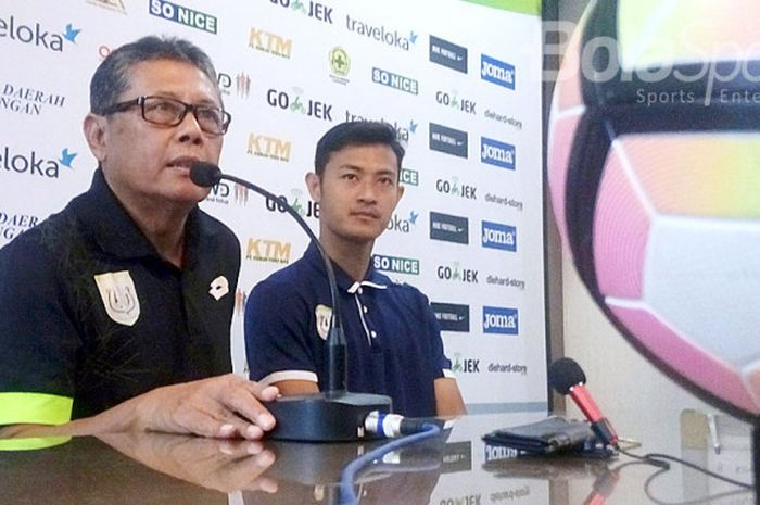 Pelatih Persela, Herry Kiswanto memberi keterangan pada media jelang lawan Barito Putra di sekretariat Persela Lamongan, Kamis (27/7/2017).