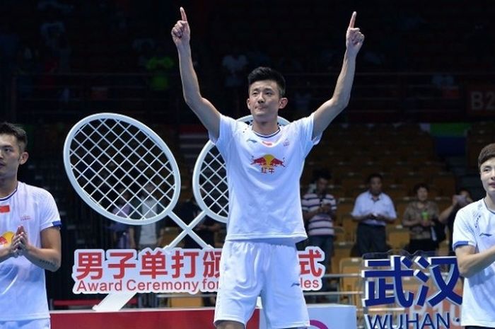 Pebulu tangkis tunggal putra China, Chen Long (tengah) berpose setelah memastikan diri sebagai juara pada Kejuaraan Asia 2017 di Wuhan Sports Center Gymnasium, Minggu (30/4/2017).