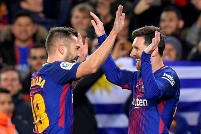 Megabintang FC Barcelona, Lionel Messi (kanan), merayakan golnya bersama Jordi Alba dalam laga leg kedua babak 16 besar Copa del Rey kontra Celta Vigo di Stadion Camp Nou, Barcelona, Spanyol, pada 11 Januari 2018.
