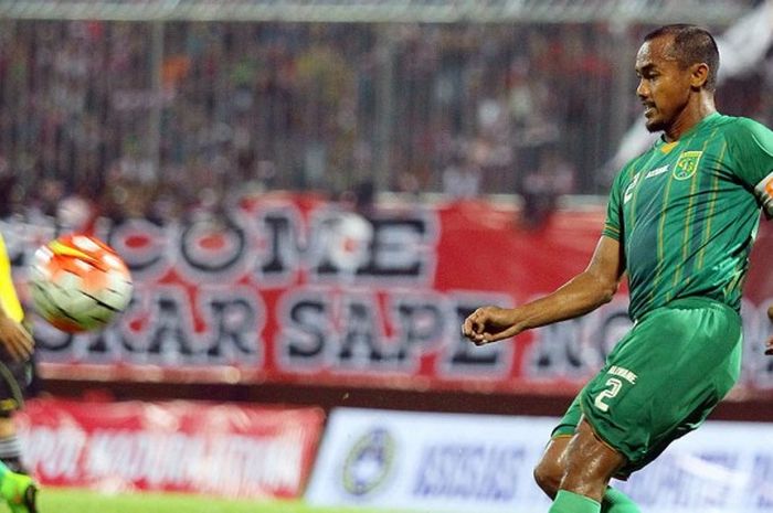Aksi bek sayap Persebaya Surabaya, Mat Halil,  saat laga ujicoba melawan Persepam madura yang berakhir dengan skor 1-0 di Stadion Pamellengan Pamellengan, Jawa Timur (18/11/2016).