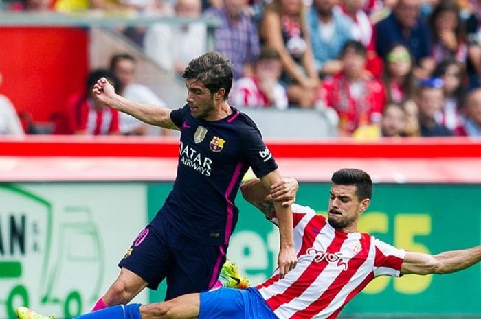 Sergi Roberto Carnicer tengah berebut bola dengan Sergio Alvarez dalam pertandingan La Liga antara Sporting de Gijon kontra Barcelona di Estadio El Molinon, Gijon, Spanyol, 24 September 2016.