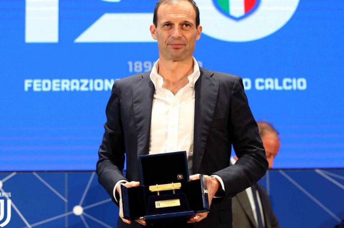 Pelatih Juventus, Massimiliano Allegri, meraih pengharagaan pelatih terbaik Serie A Liga Italia 2017-2018 pada Senin (12/11/2018) di Coverciano, Firenze, Italia.