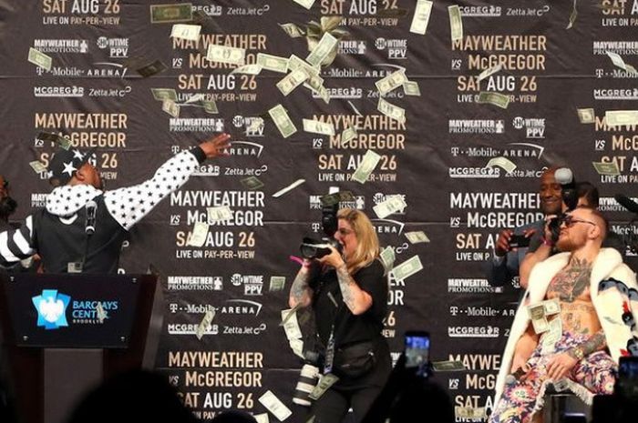 Floyd Mayweather dan Conor McGregor dalam konferensi pers di London, Jumat (14/7/2017).