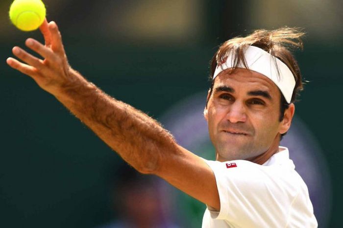 Roger Federer melakukan servis saat melakoni pertandingan 16 besar Wimbledon 2018 melawan Adrian Mannarino, Senin (9/7/2018). 