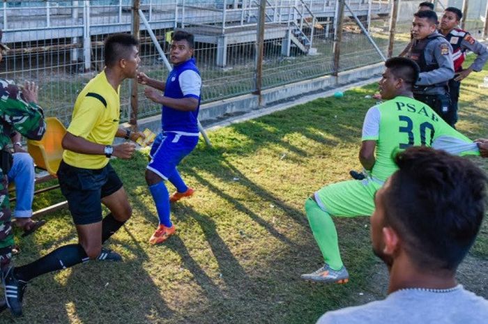 Wasit Liga 3 dikeroyok pemain PSAP Sigli di tengah laga melawan Aceh United di Stadion H Dimurthala, Lampineung, Banda Aceh, Jumat (18/8/2017). Aparat TNI dan Polri turun tangan.