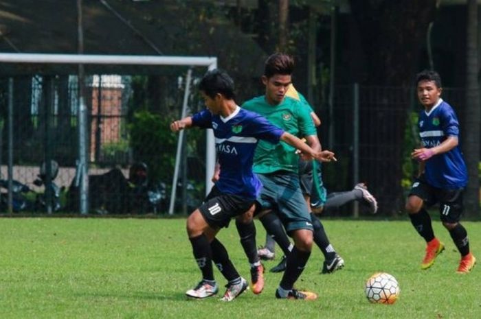 Gelandang tim nasional Indonesia U-22, Paolo Sitanggang, beraksi dalam laga uji coba melawan Persita Tangerang di lapangan Sekolah Pelita Harapan, Karawaci, Kab Tangerang pada Selasa (25/4/2017).