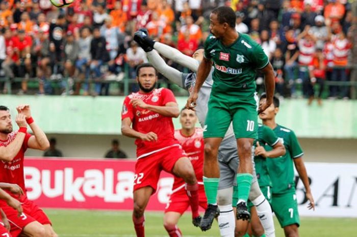 Kiper PSMS Medan, Dhika Bayangkara, memblok bola di semifinal kedua Piala Presiden 2018 melawan Persija Jakarta di Stadion Manahan Solo, Senin (12/2/2018).  