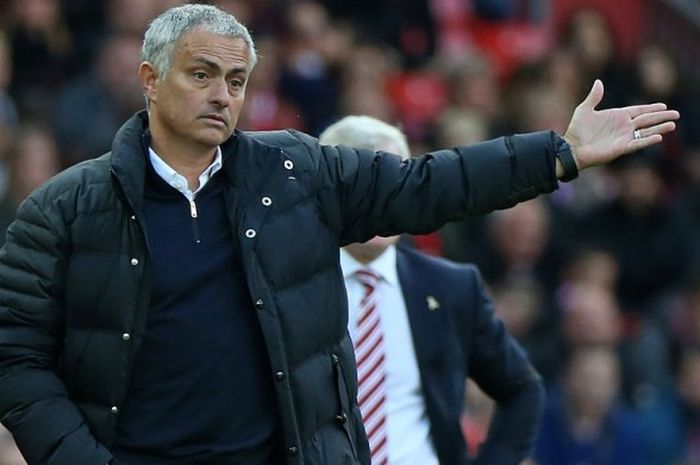 Reaksi Jose Mourinho saat memimpin Manchester United dalam laga Premier League lawan Stoke City di Old Trafford, Manchester, 2 Oktober 2016.