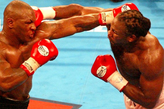 Pertarungan antara Mike Tyson dan Lennox Lewis yang berlangsung di The Pyramid, Tennessee (8/6/2006)