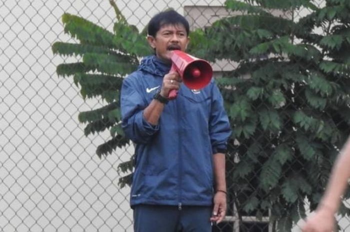 Pelatih Timnas U-19, Indra Sjafri terlihat menggunakan toa saat memimpin TC hari keenam di lapangan UNY, Kamis (24/5/2018).