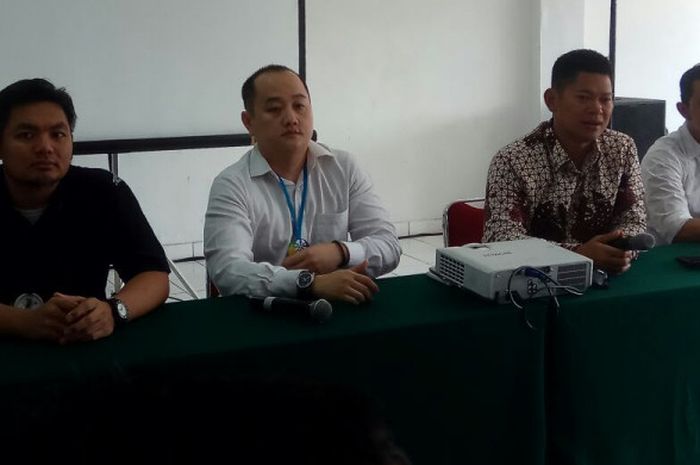 Ketua Umum PB ISSI Raja Sapta Oktohari (kedua dari kanan) menggelar konferensi pers di JIExpo Kemayoran, Jakarta, Jumat (6/10/2017).