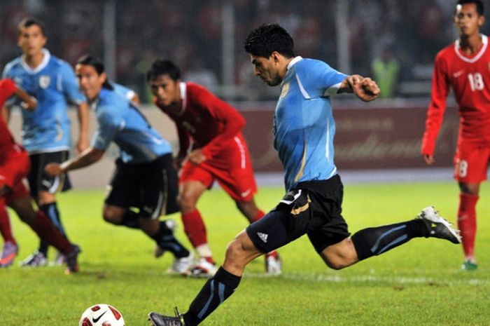 Striker Uruguay, Luis Suarez, mencetak gol dari penalti dalam laga persahabatan melawan Timnas Indon